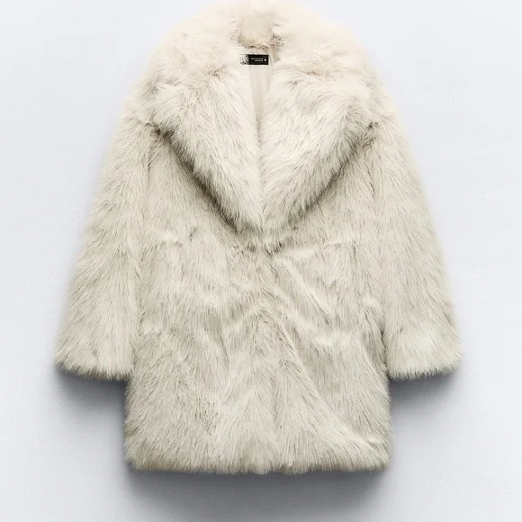 Luxurious Viral White Fluffy Fur Coat - Size Medium - Picture 1 of 5